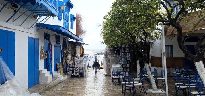 Regen in der blau-weißen Künstlerkolonie Sidi Bou Saïd