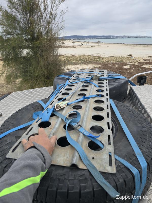 Sandbleche verstauen am Strand Yasmine Hammamet Sandbleche verstauen am Strand Yasmine Hammamet