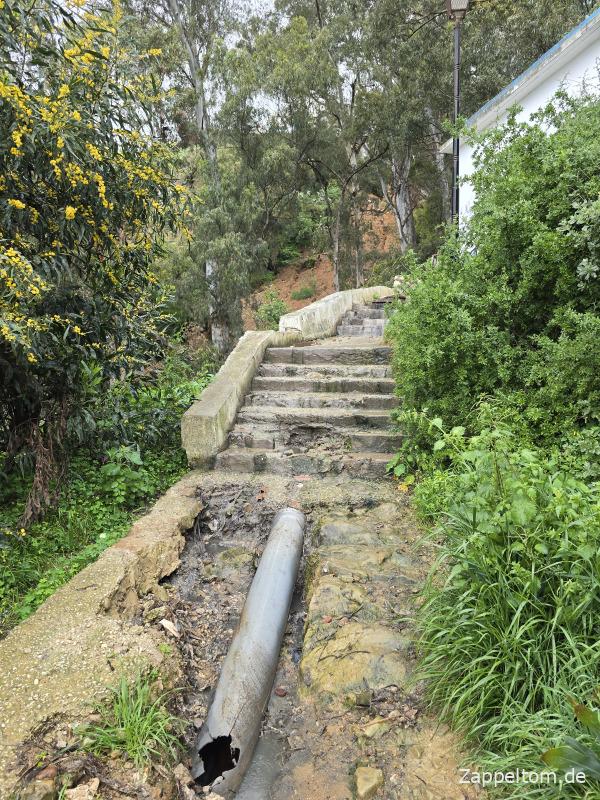 Zerstörte Treppe vom Hafen nach Sidi Bou Saïd Zerstörte Treppe vom Hafen nach Sidi Bou Saïd